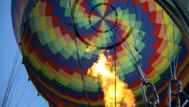 menerbangkan balon raksasa dengan gas mulia helium